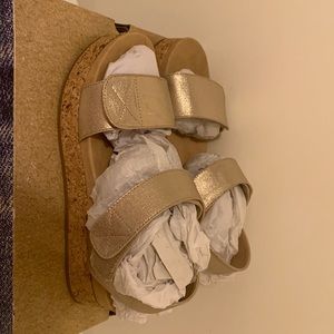 True craft. Women’s light gold crinkle met